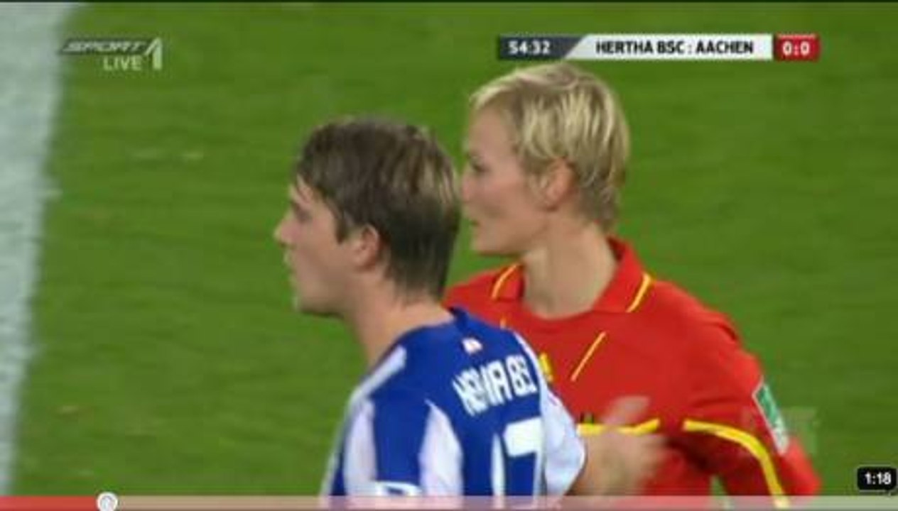 On ne touche pas la poitrine de Mme l'arbitre !