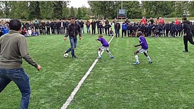 Robin Van Persie et ses dribbles exceptionnels... sur des enfants