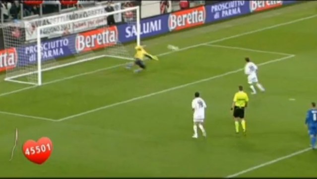 Insolite: Fernando Alonso, pilote de F1, marque une Panenka splendide lors d'un match de foot de charité