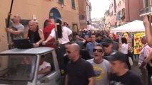 Les fans du Genoa fêtent la descente de la Sampdoria Gênes avec une marche funèbre
