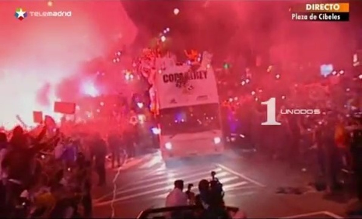 FC Barcelone - Real Madrid: Sergio Ramos laisse tomber la Coupe du haut du bus