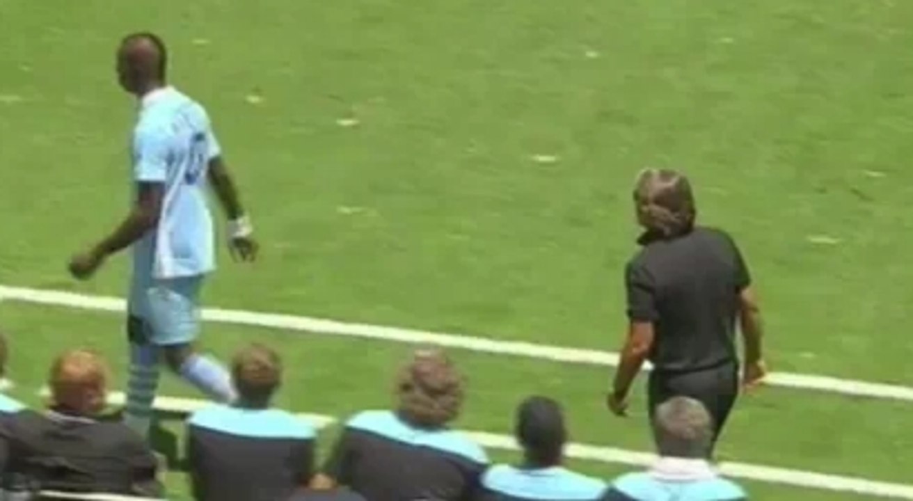 Balotelli manque sa roulette en match amical - Vidéo Dailymotion
