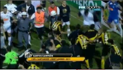 Bagarre générale après la victoire de Santos