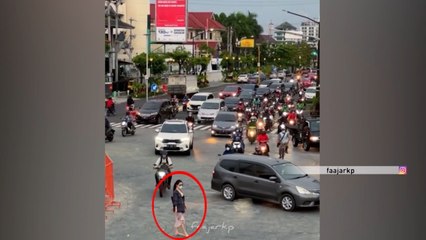 Viral! Wisatawan di Yogyakarta Nekat Foto di Tengah Jalan