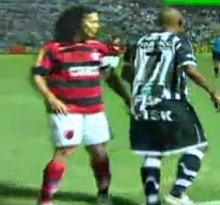 Ronaldinho se fait exclure pour un mauvais geste
