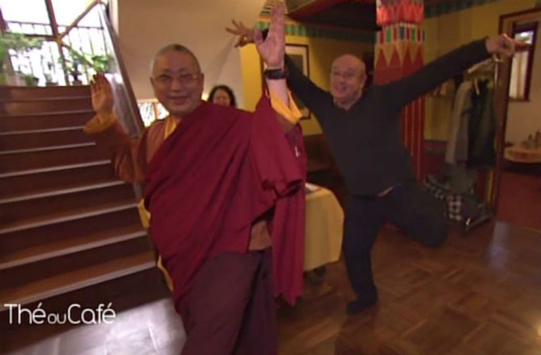 Michel Jonasz danse avec un moine bouddhiste