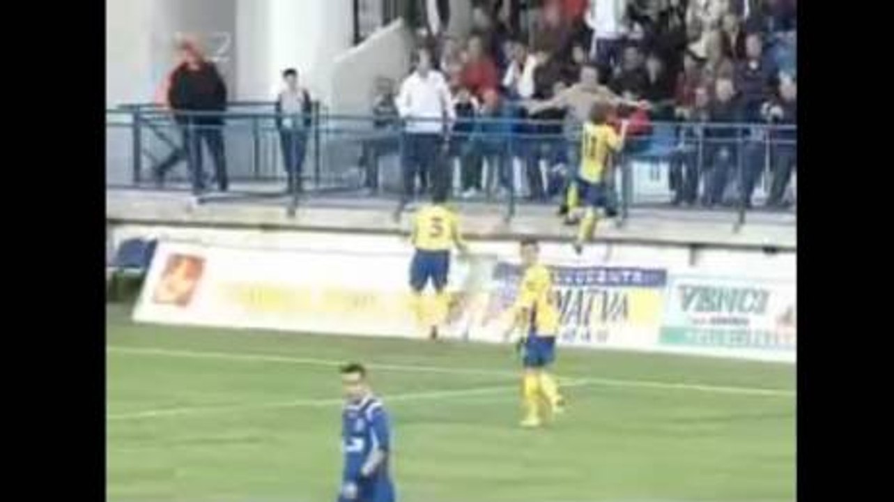 Un joueur prend une claque après avoir célébré son but