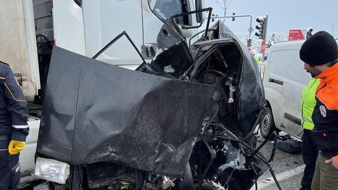 TIR kırmızı ışıkta bekleyen 5 araca çarptı: 1 ölü, 11 yaralı