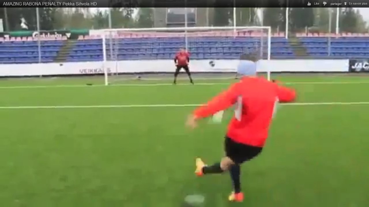 Incroyable : Un penalty tiré en coup du foulard, le foulard sur les yeux