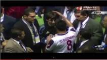 Lionel Messi assailli par des fans un peu spéciaux...