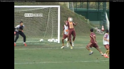 Ronaldinho inscrit un retourné somptueux à l'entraînement