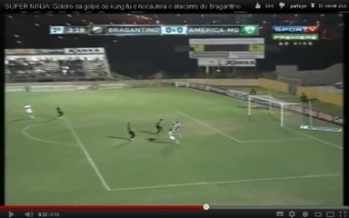 Regardez cette sortie "Super Ninja" ou "Kung Fu" d'un gardien brésilien... Impressionnant !