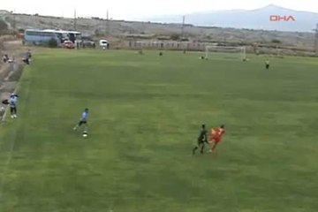 Vidéo insolite : Un arbitre assistant frappe un joueur