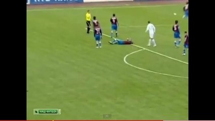 Roberto Carlos assome un joueur adverse