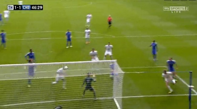 Vidéo but William Gallas : Le joueur de Chelsea marque un but similaire à celui de Henry face à l'Irlande