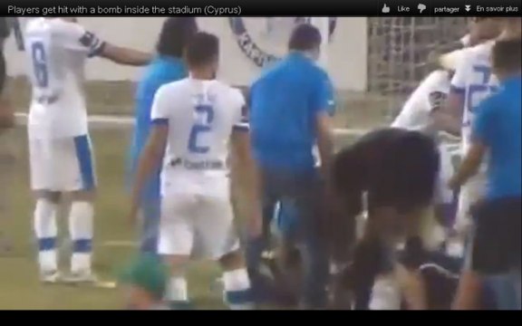 Vidéo Insolite : Un pétard explose sur un joueur blessé à Chypre