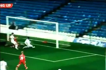 Vidéo insolite : Un incroyable raté à quelques centimètres du but