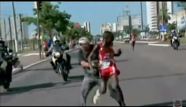 Athlétisme : Un coureur kényan attaqué en pleine course !