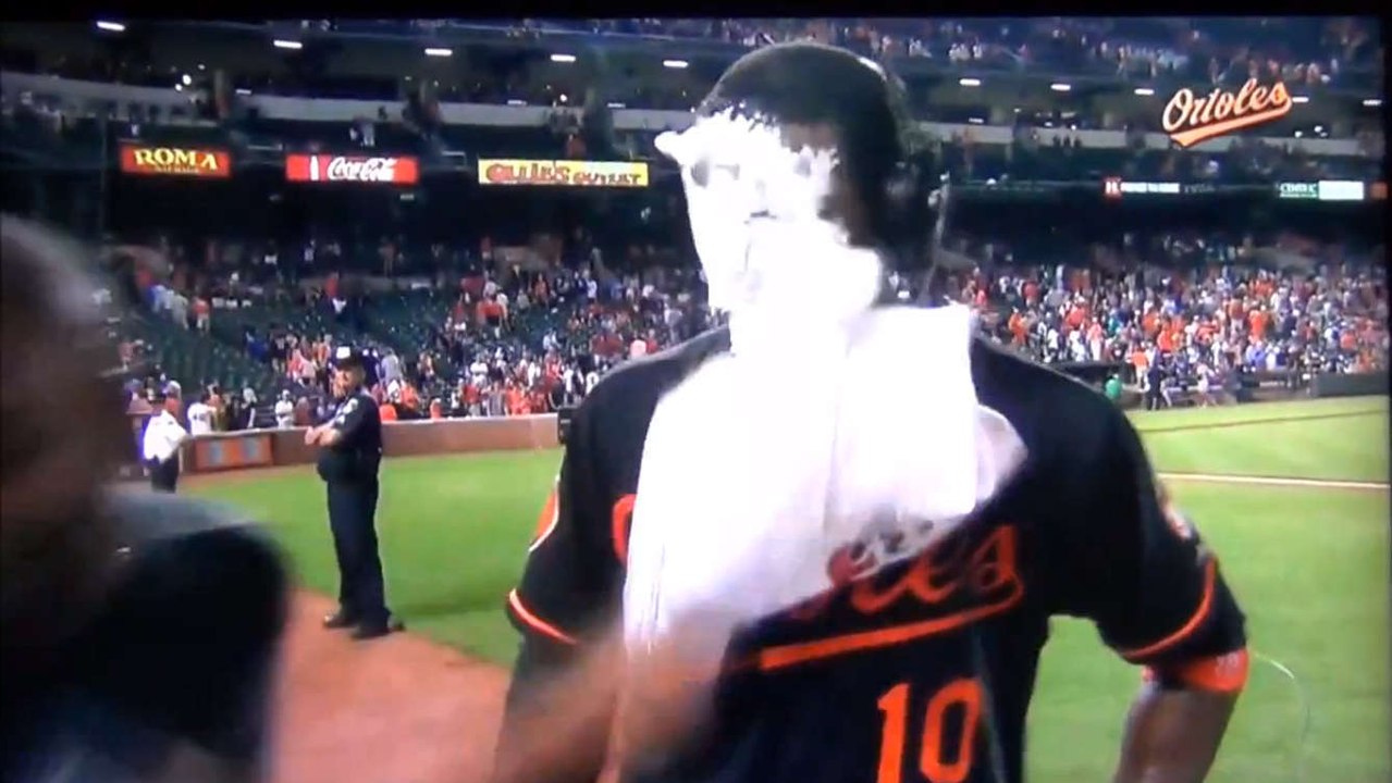 Insolite : Un joueur de baseball se prend deux tartes à la crême en pleine figure