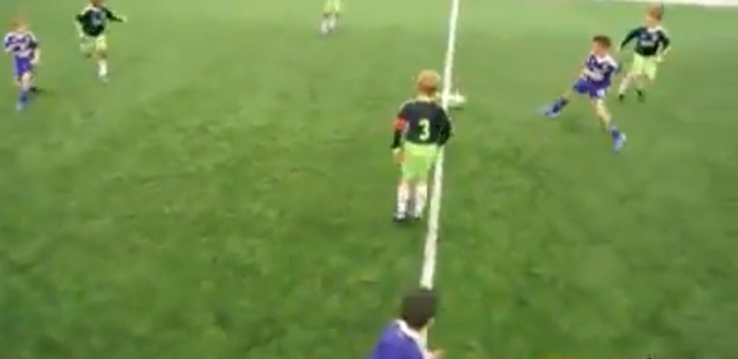 Un enfant imite Dennis Bergkamp et son but face à Newcastle en 2002