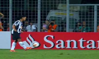 L'incroyable but de Ronaldinho en pleine lucarne