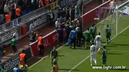 Grosse bagarre entre un gardien de but et un supporteur en Turquie