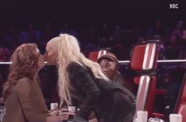 Christina Aiguilera embrasse une candidate dans The Voice