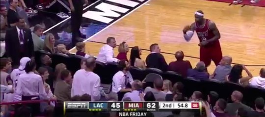 LeBron James entraîne un spectateur à la passe en plein match