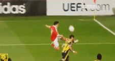 Le high kick de Nicolas Gaitan sur Gökhan Gönül lors de Benfinca - Fenerbahçe