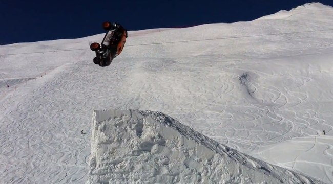 Guerlain Chicherit réalise le premier backflip en voiture de l'histoire
