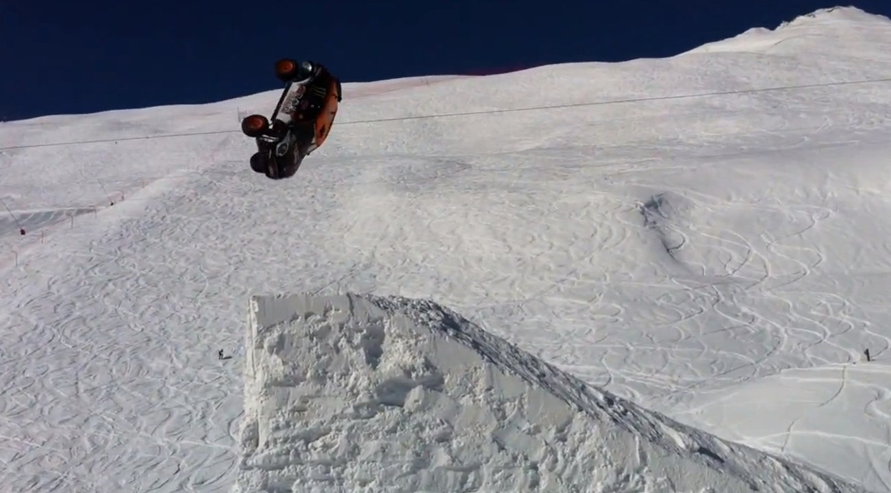 Guerlain Chicherit réalise le premier backflip en voiture de l'histoire