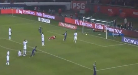 PSG - OM : Le but contre son camp de Nicolas Nkoulou après une frappe de Lucas
