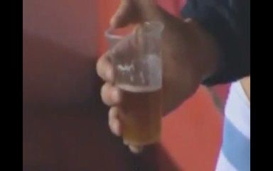 Ce joueur déguste une bière sur le banc de touche avant un match !