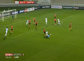 Vidéo : Un arbitre tacle un joueur lors de Zénith Saint-Petersbourg - Shakhtar Donetsk