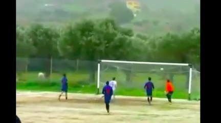 Un joueur arrive à toucher 4 fois les poteaux sur une frappe