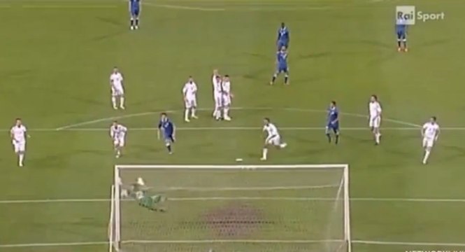 Le but d'Andrea Pirlo sur coup-franc magnifique lors d'Italie - San Marin