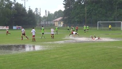 Insolite : Deux superbes plongeons pour célébrer un but