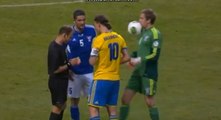 Zlatan Ibrahimovic envoie le ballon dans le visage du gardien adverse lors de Suède - Iles Féroé