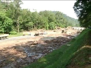 Kerja pembersihan banjir lumpur Lebuhraya KL-Karak