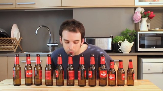 FC Barcelone : L'hymne du club catalan joué avec des bouteilles de bières !