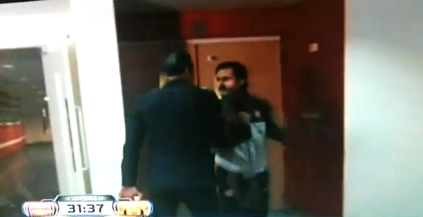 Robin Van Persie se trompe de vestiaire en arrivant à l'Emirates Stadium avant  Arsenal - Manchester United