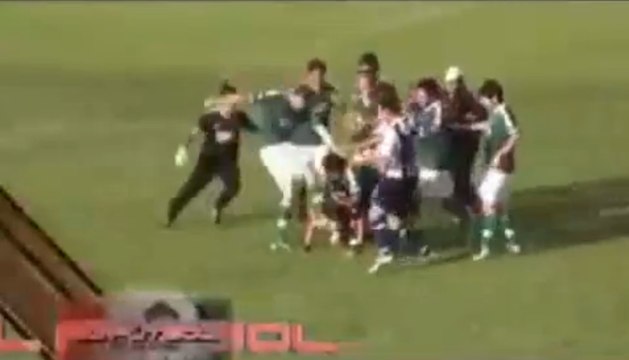 Vidéo Insolite : Regardez cet arbitre se faire violemment frapper à la tête par des joueurs en Argentine