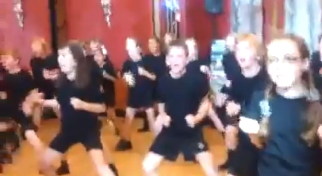 Insolite : Des enfants font un Haka incroyable devant les All Blacks