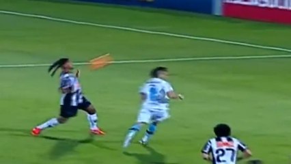 La passe de la poitrine de Ronaldinho magique lors d'Atletico Mineiro - Gremio