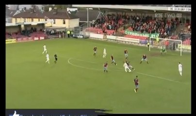 Ce joueur humilie deux défenseurs et marque un lob splendide à la Cantona