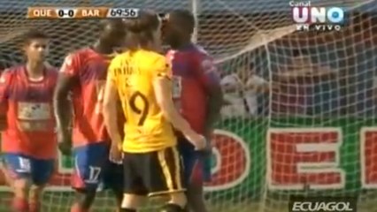 Insolite : Un footballeur mord le nez d'un joueur de Barcelone façon Luis Suarez