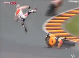 La chute en Moto GP impressionnante de Daniel Pedrosa