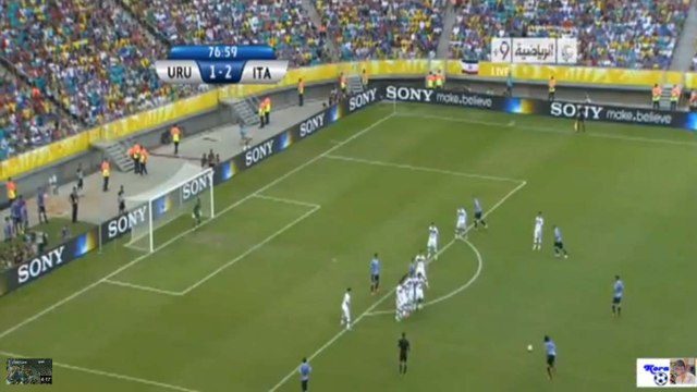 Le but d'Edinson Cavani superbe face à Buffon sur coup-franc lors d'Uruguay - Italie