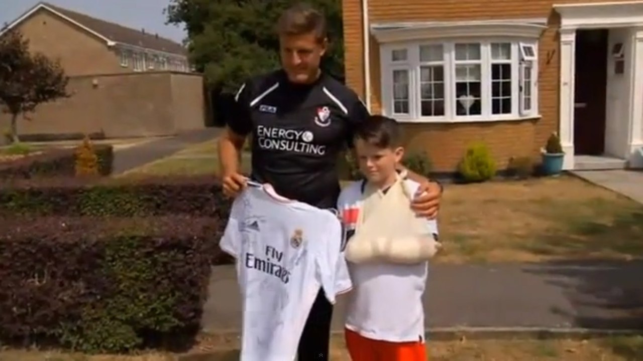 Insolite : Cristiano Ronaldo casse le bras d'un enfant en tirant un coup franc