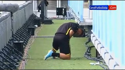 Mario Götze fait pipi dans le stade de Malaga avant le quart de finale de Ligue des champions